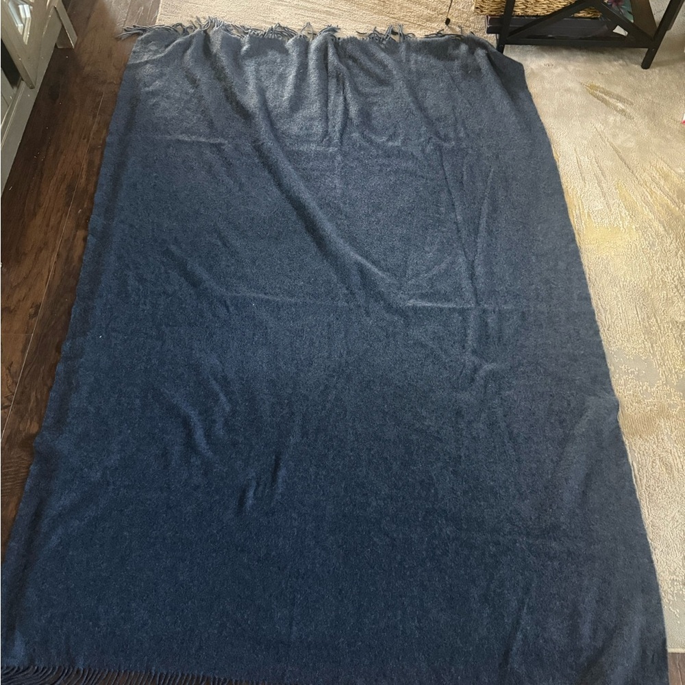 Restoration Hardware 100% CASHMERE Throw Blue fringe - Picture 4 of 9